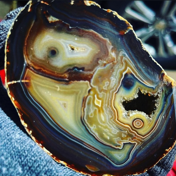 Other - Large half cut Brazilian Agate with crazy faces and polish